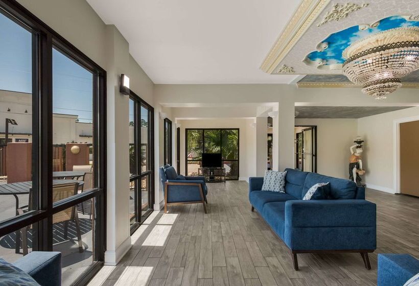 فندق Econo Lodge Inn & Suites