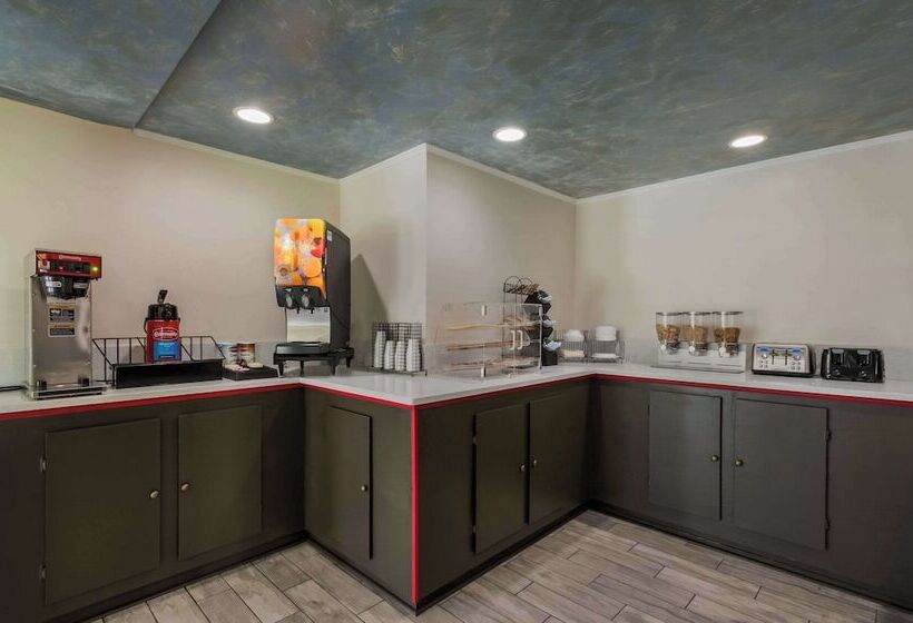 فندق Econo Lodge Inn & Suites