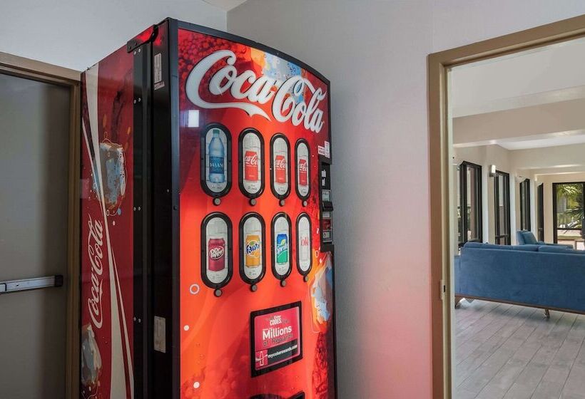 فندق Econo Lodge Inn & Suites