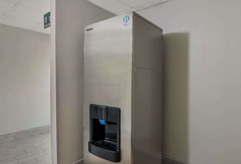 فندق Econo Lodge Inn & Suites