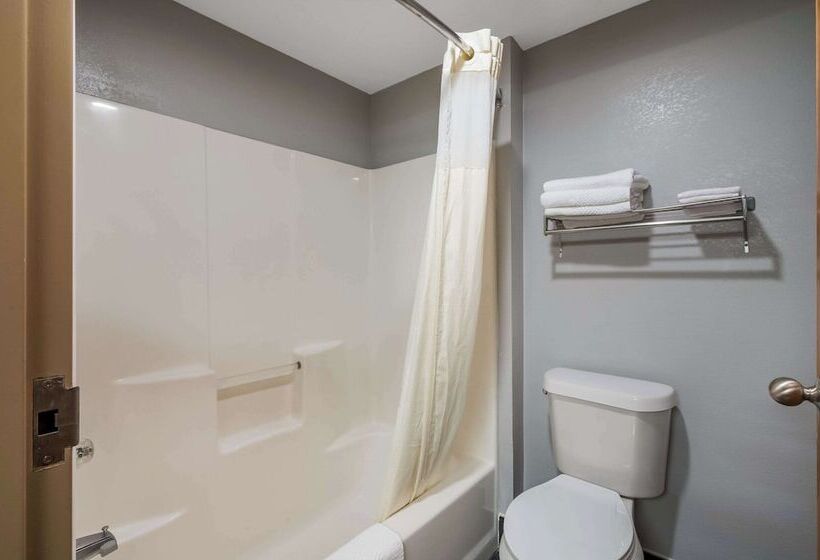 فندق Econo Lodge Inn & Suites