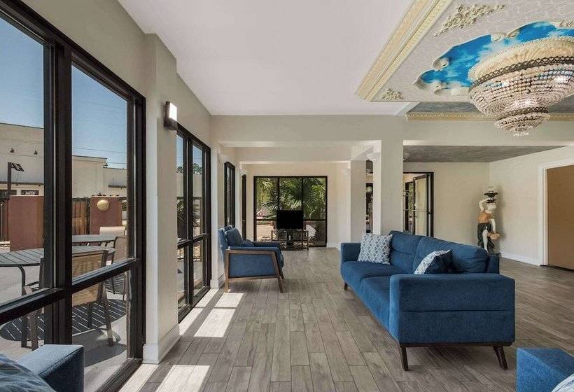 فندق Econo Lodge Inn & Suites