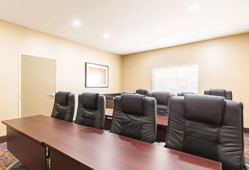 בית מלון כפרי Econo Lodge Inn & Suites East Houston I10