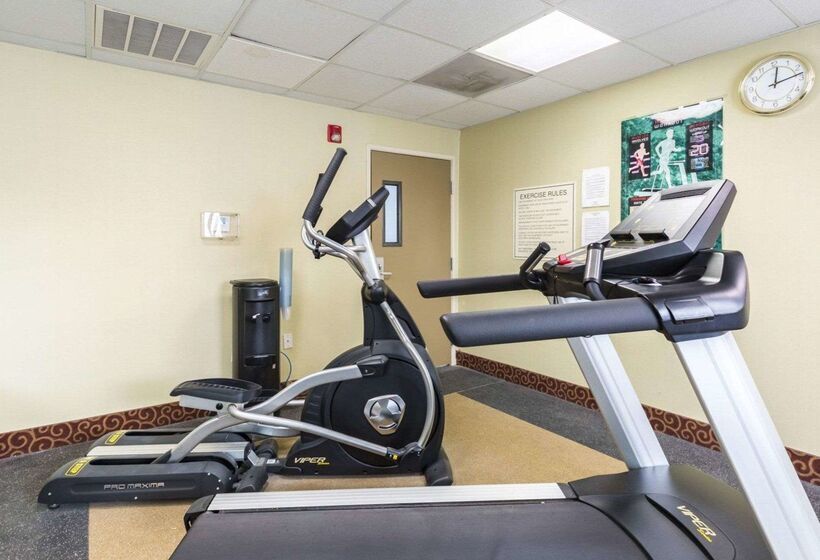 בית מלון כפרי Econo Lodge Inn & Suites East Houston I10