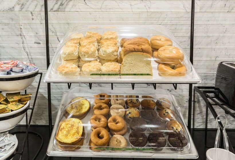 בית מלון כפרי Econo Lodge Inn & Suites East Houston I10