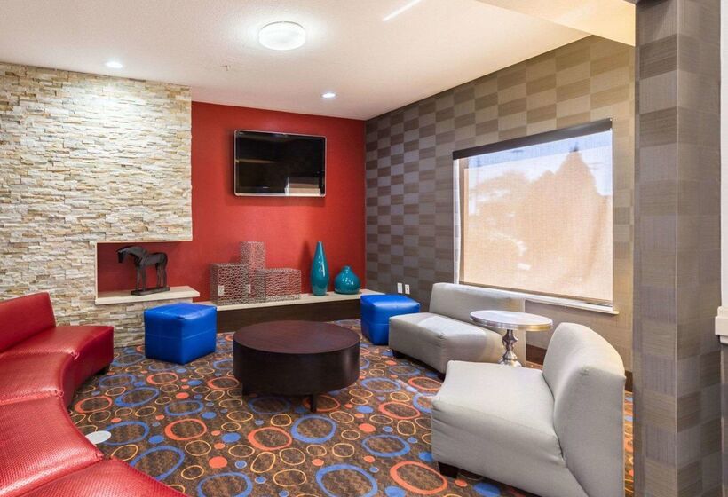 בית מלון כפרי Econo Lodge Inn & Suites East Houston I10