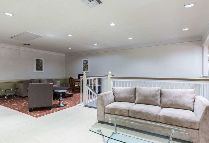 בית מלון כפרי Econo Lodge Inn & Suites East Houston I10