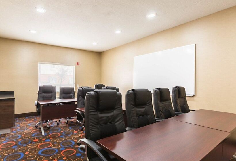 בית מלון כפרי Econo Lodge Inn & Suites East Houston I10