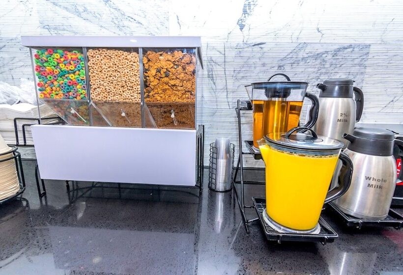 בית מלון כפרי Econo Lodge Inn & Suites East Houston I10