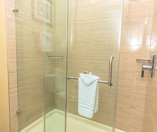 בית מלון כפרי Econo Lodge Inn & Suites East Houston I10