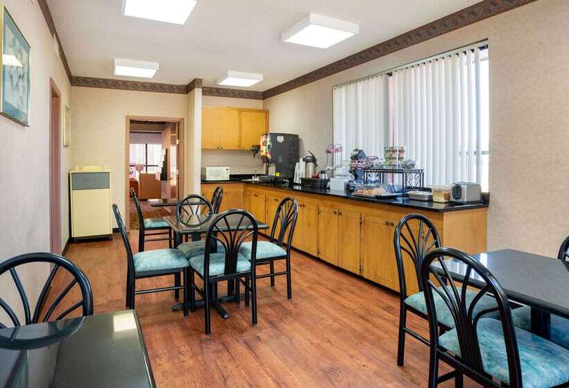 فندق Econo Lodge Inn And Suites