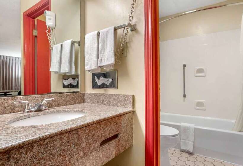 فندق Econo Lodge Inn And Suites