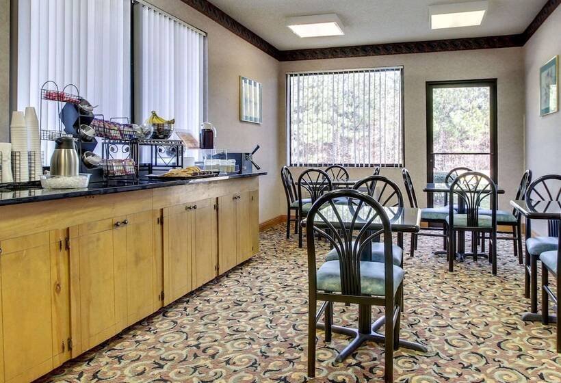 فندق Econo Lodge Inn And Suites