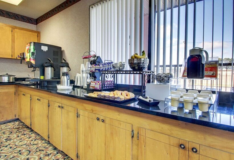 فندق Econo Lodge Inn And Suites