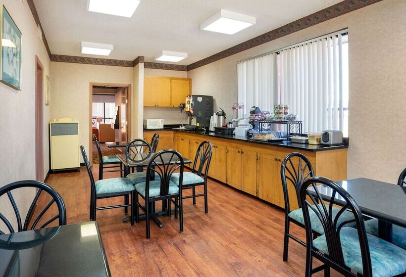 فندق Econo Lodge Inn And Suites