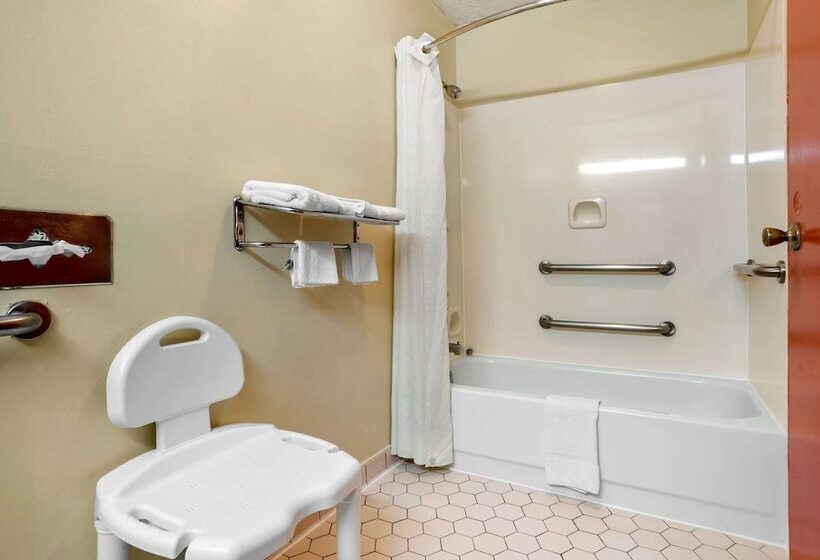 فندق Econo Lodge Inn And Suites