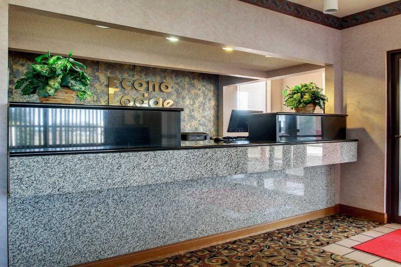 فندق Econo Lodge Inn And Suites