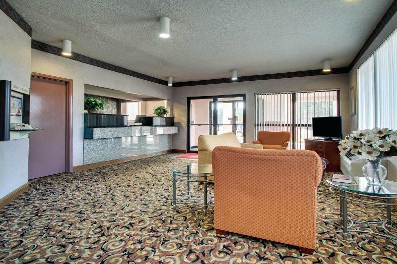 فندق Econo Lodge Inn And Suites