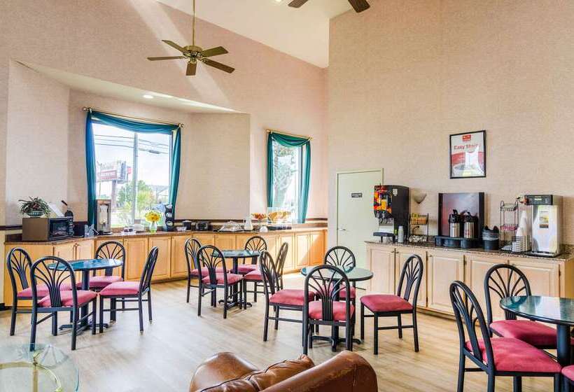 فندق Econo Lodge  Inn & Suites