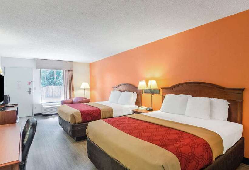 فندق Econo Lodge  Inn & Suites