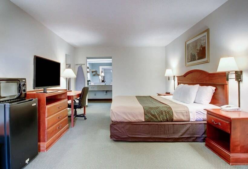 فندق Econo Lodge  Inn & Suites