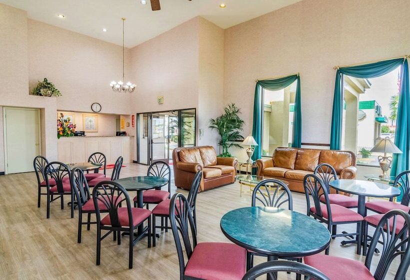 فندق Econo Lodge  Inn & Suites