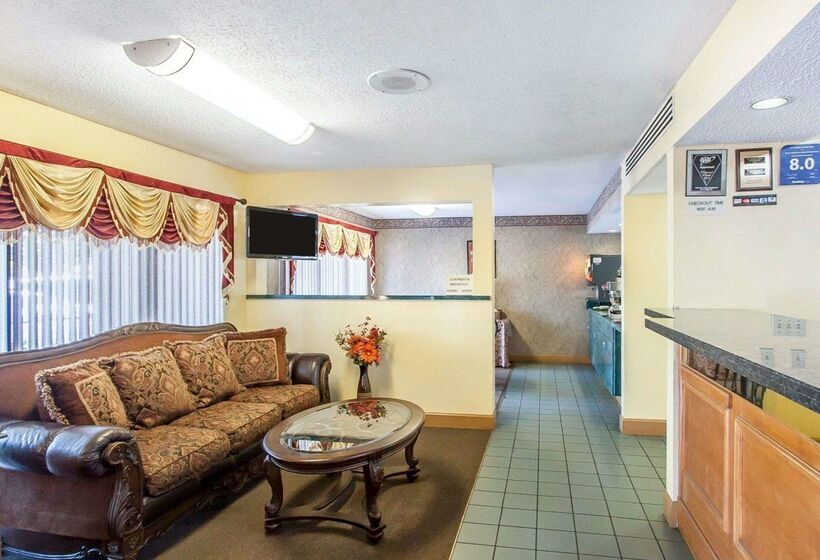 فندق Econo Lodge  Inn & Suites