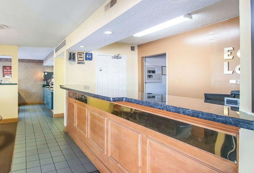 فندق Econo Lodge  Inn & Suites