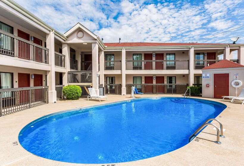 فندق Econo Lodge  Inn & Suites