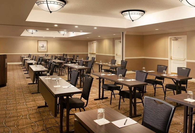 Отель Hilton Alexandria Old Town