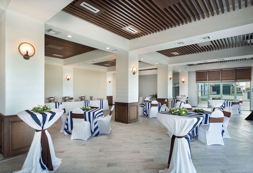 בית מלון כפרי Hilton Daytona Beach Oceanfront Resort