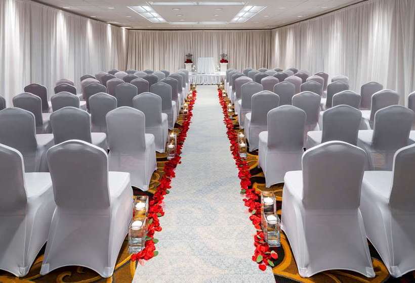 Hilton Indianapolis Hotel & Suites