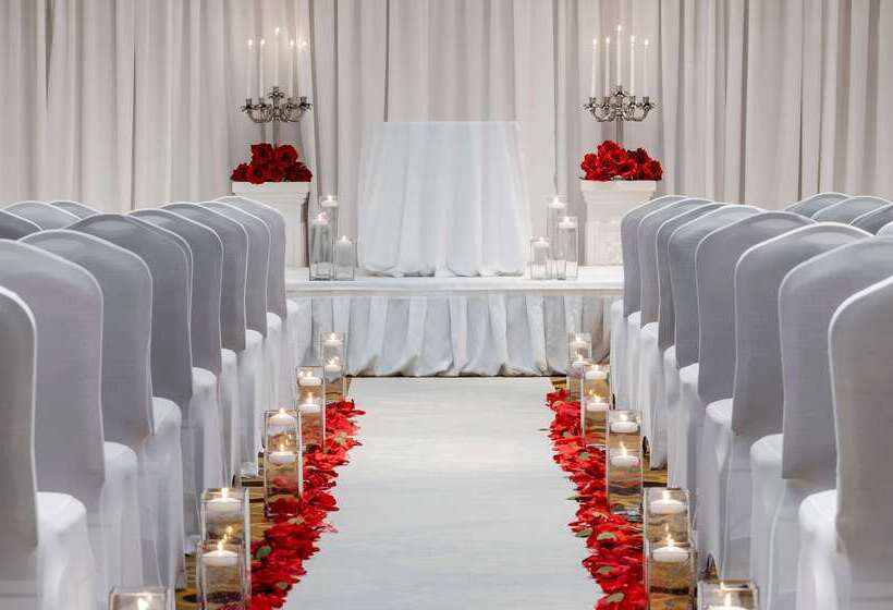 Hilton Indianapolis Hotel & Suites