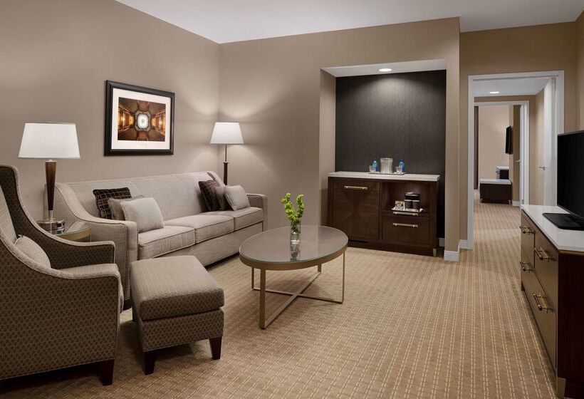 Hilton Indianapolis Hotel & Suites
