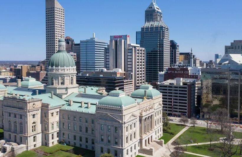 Hilton Indianapolis Hotel & Suites