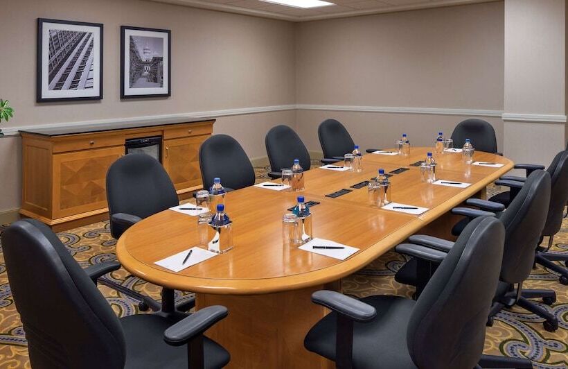 Hilton Indianapolis Hotel & Suites