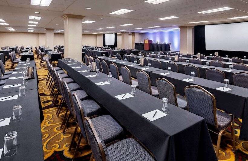 Hilton Indianapolis Hotel & Suites