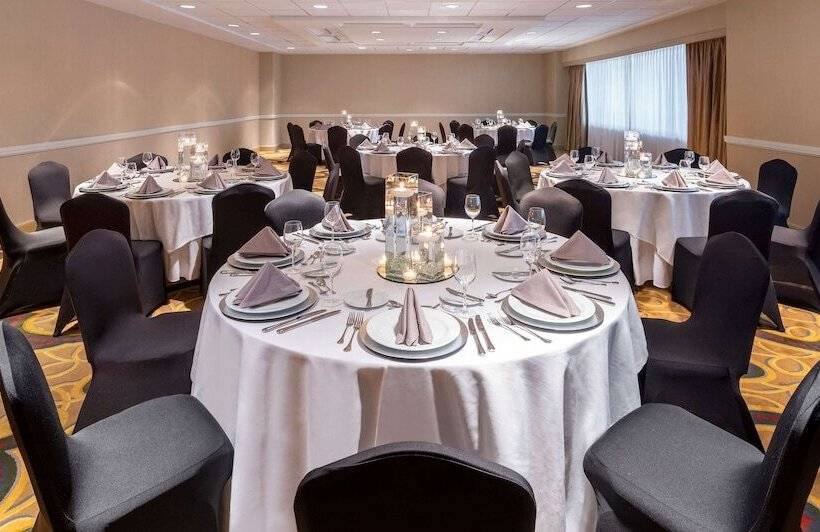 Hilton Indianapolis Hotel & Suites