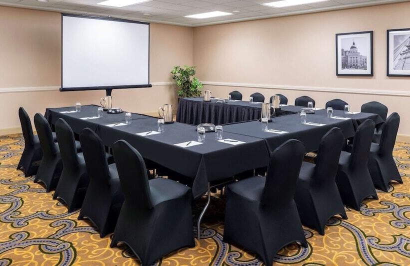 Hilton Indianapolis Hotel & Suites