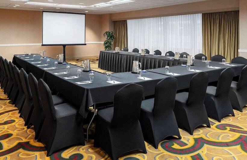 Hilton Indianapolis Hotel & Suites