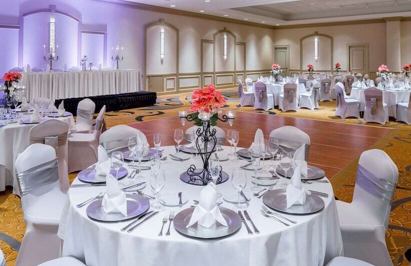 Hilton Indianapolis Hotel & Suites