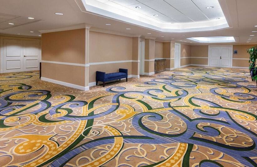 Hilton Indianapolis Hotel & Suites