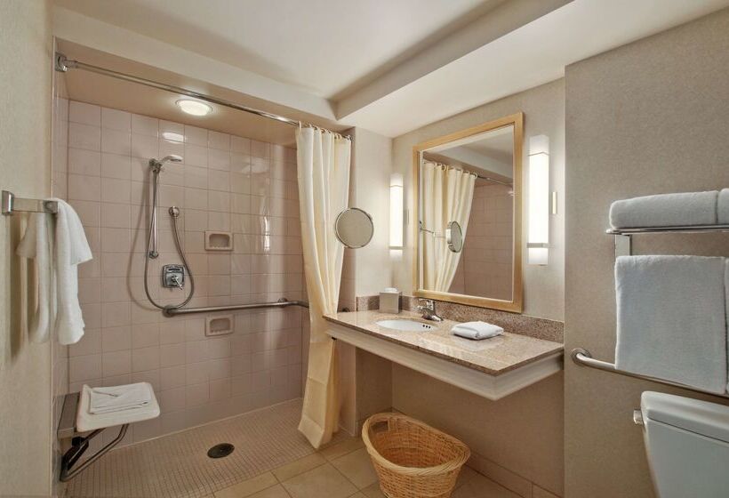 هتل Hilton Madison Monona Terrace