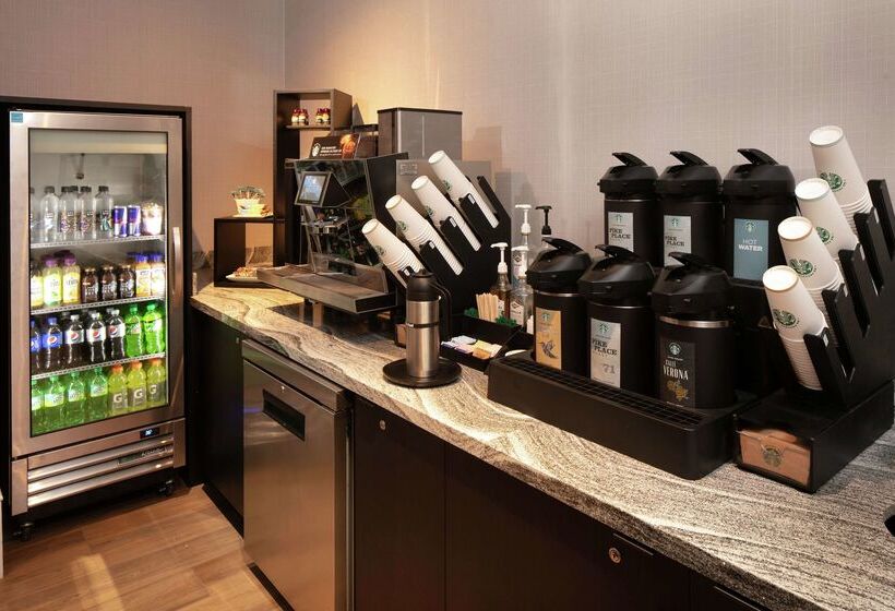 هتل Hilton Madison Monona Terrace