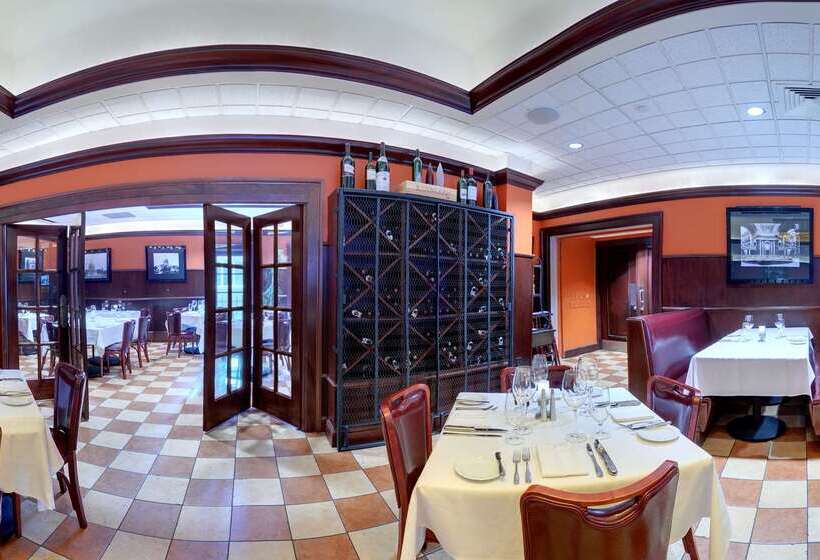 هتل Hilton Madison Monona Terrace