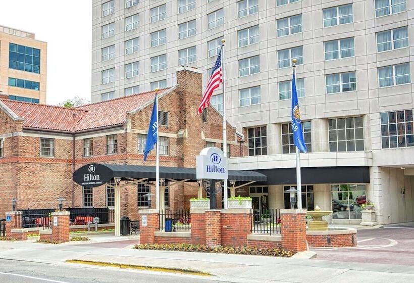 هتل Hilton Madison Monona Terrace