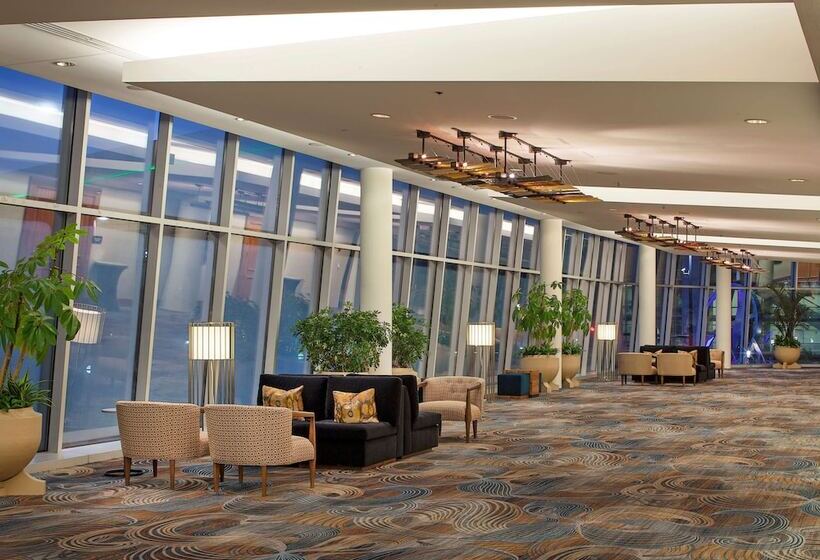 هتل Hilton Omaha