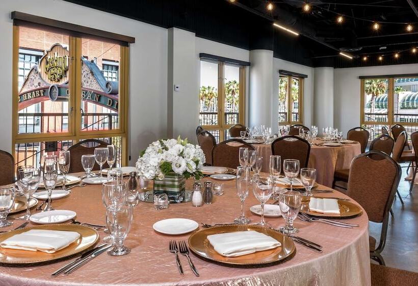 Отель Hilton San Diego Gaslamp Quarter