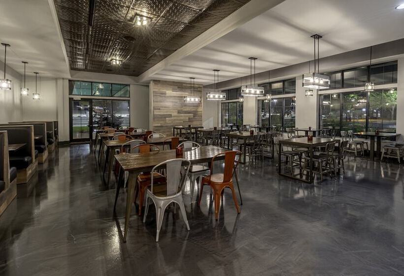 فندق Holiday Inn & Suites Wausau Rothschild, An Ihg