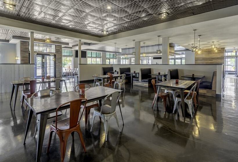 فندق Holiday Inn & Suites Wausau Rothschild, An Ihg